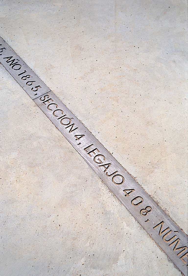La Memoria de la Reina ©2001. Aluminio fundido. Medidas variables