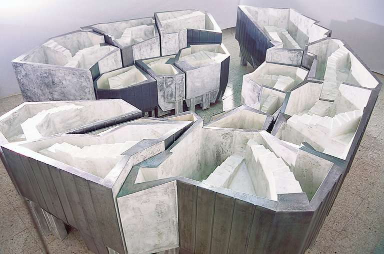 Arrondissement I-XX, Distritos 1-20 © 2000-2002 :: plomo, madera, cera :: 125 x 510 x 420 cm