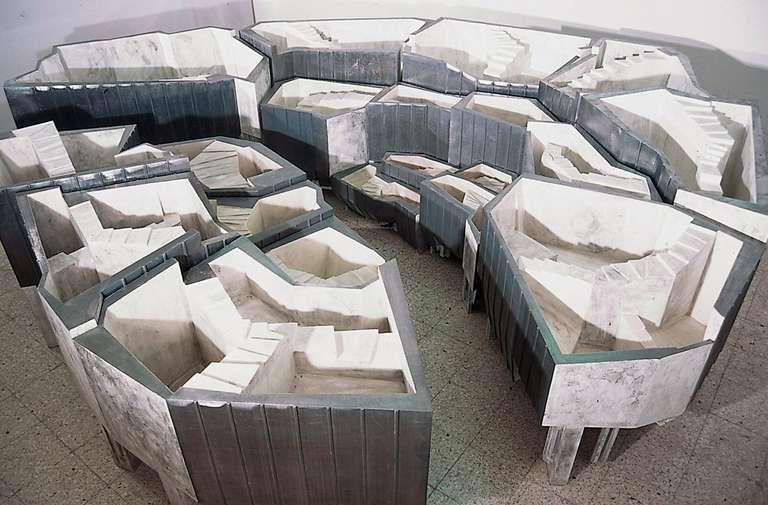 Arrondissement I-XX, Distritos 1-20 © 2000-2002 :: plomo, madera, cera :: 125 x 510 x 420 cm
