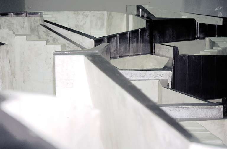 Arrondissement I-XX, Distritos 1-20 © 2000-2002 :: plomo, madera, cera :: 125 x 510 x 420 cm