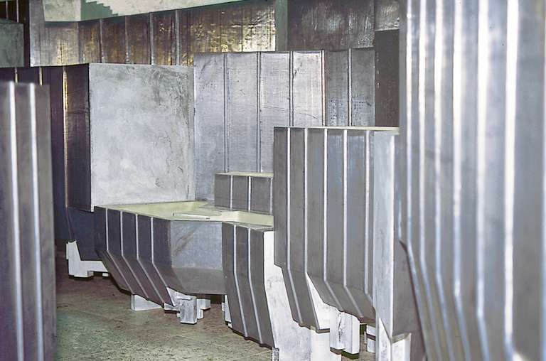 Arrondissement I-XX, Distritos 1-20 © 2000-2002 :: plomo, madera, cera :: 125 x 510 x 420 cm