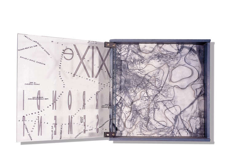Callejero, Distrito 19 ©2000-2002. Plomo, madera, cera, cristal :: 40 x 40 x 10 cm