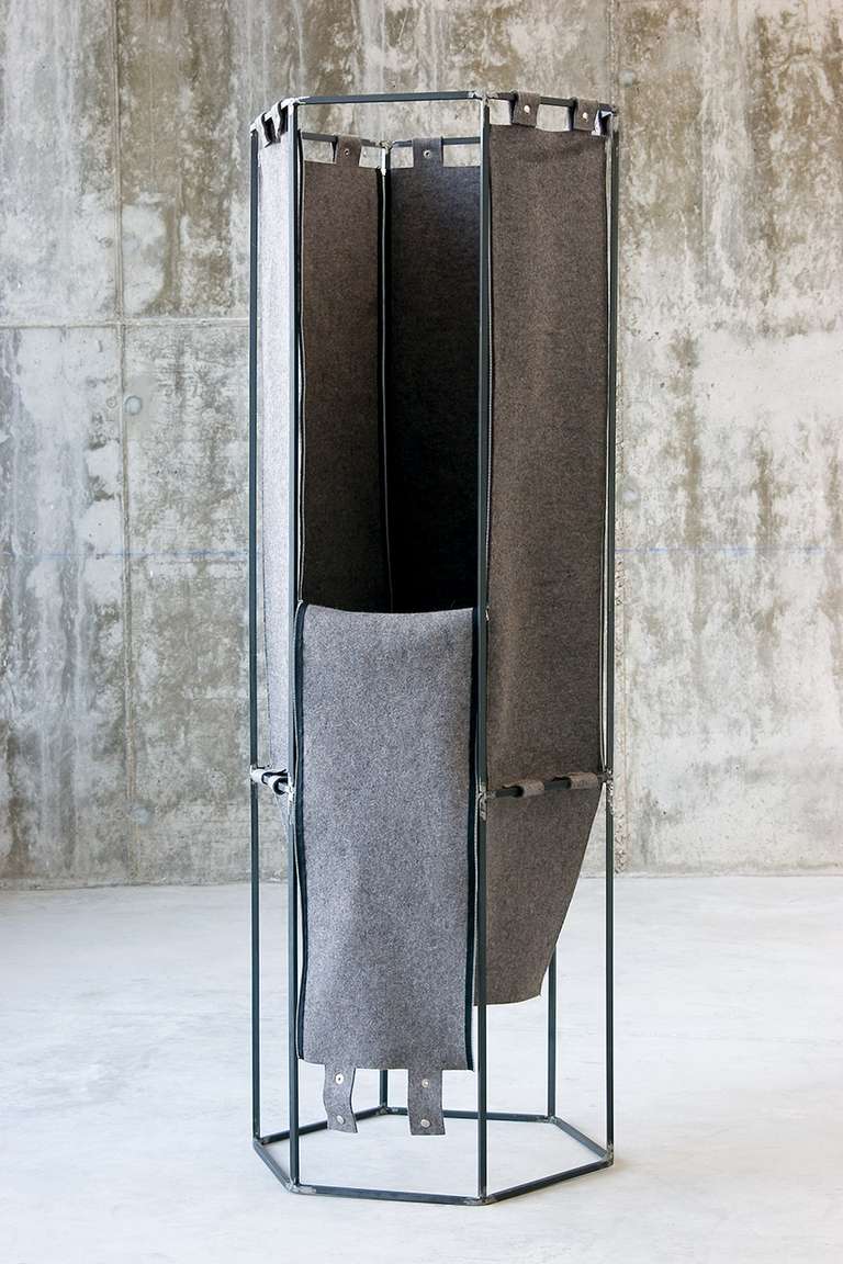 Depósito táctil ©2007:: Hierro, fieltro :: 51 x 51 x 160 (h) cm