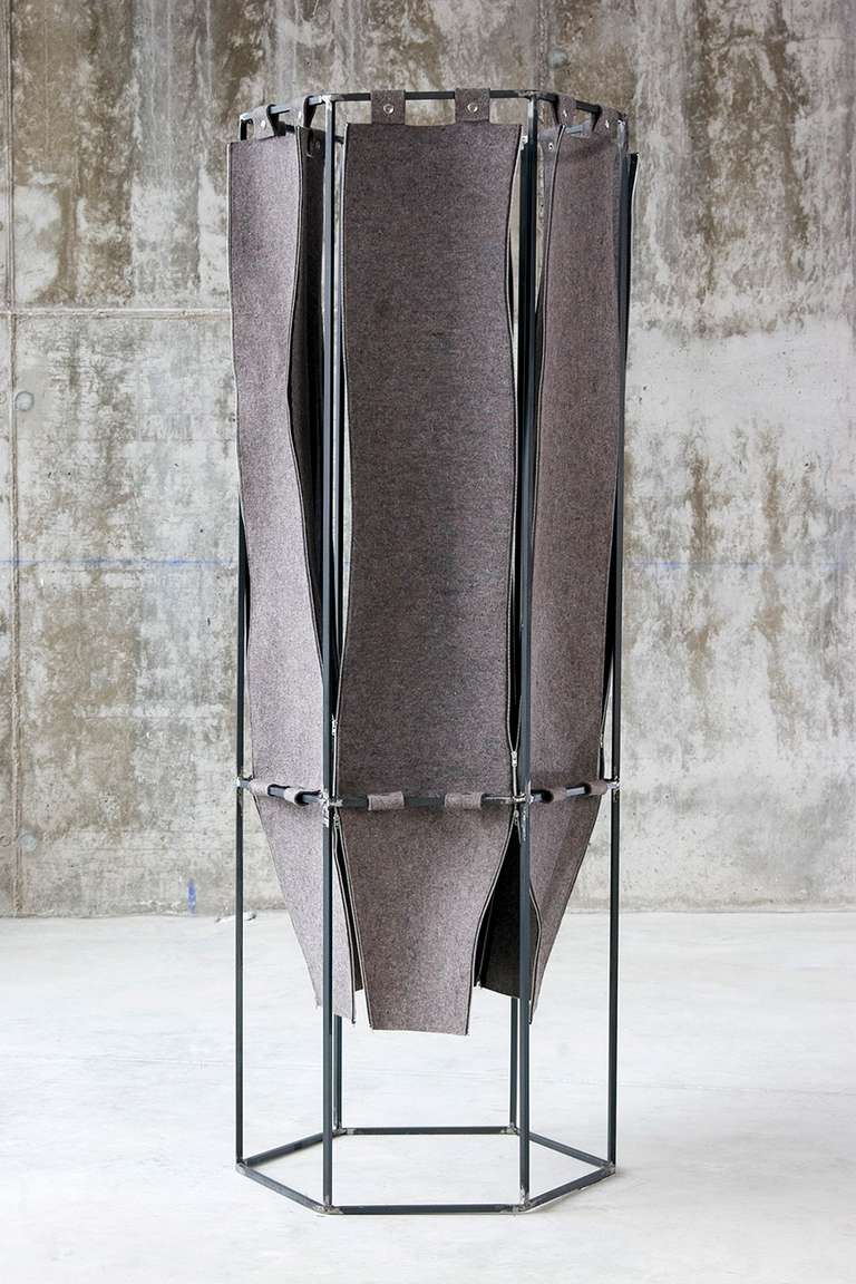 Depósito táctil ©2007:: Hierro, fieltro :: 51 x 51 x 160 (h) cm