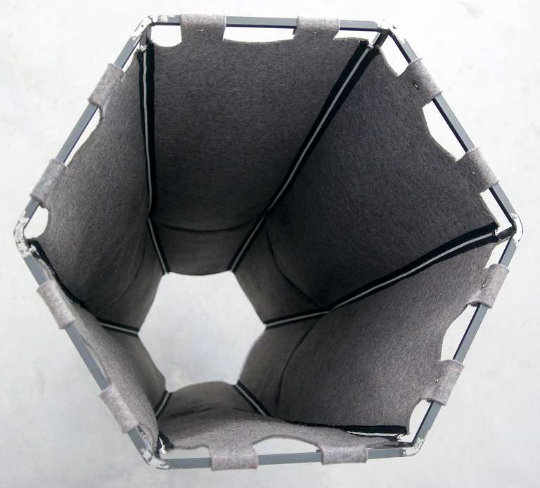 Depósito táctil ©2007:: Hierro, fieltro :: 51 x 51 x 160 (h) cm
