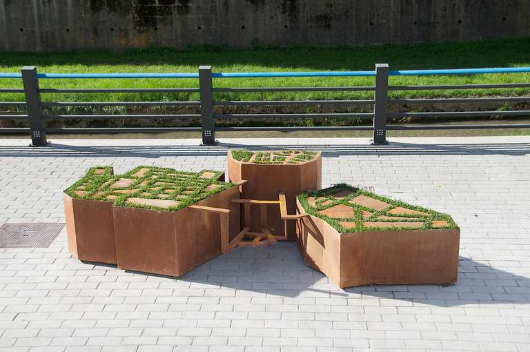 Urbe-verde © 2012. Acero cortén y elementos vegetales. 350 x 150 x 70 cm