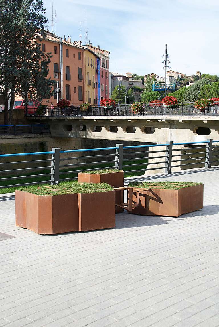 Urbe-verde © 2012. Acero cortén y elementos vegetales. 350 x 150 x 70 cm