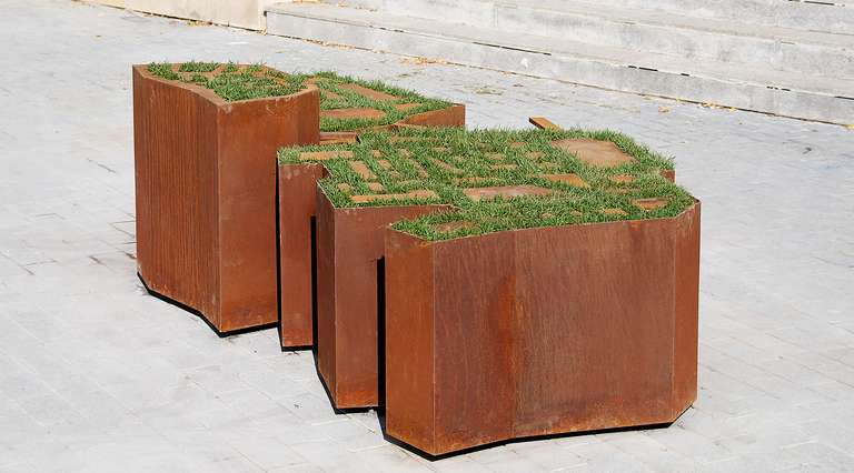Urbe-verde © 2012. Acero cortén y elementos vegetales. 350 x 150 x 70 cm
