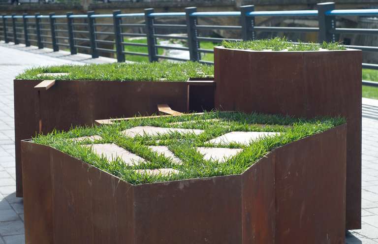 Urbe-verde © 2012. Acero cortén y elementos vegetales. 350 x 150 x 70 cm