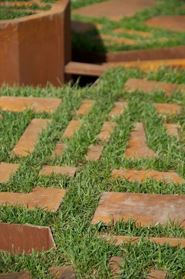 Urbe-verde © 2012. Acero cortén y elementos vegetales. 350 x 150 x 70 cm