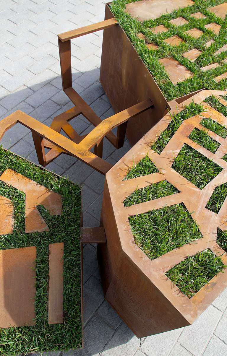 Urbe-verde © 2012. Acero cortén y elementos vegetales. 350 x 150 x 70 cm