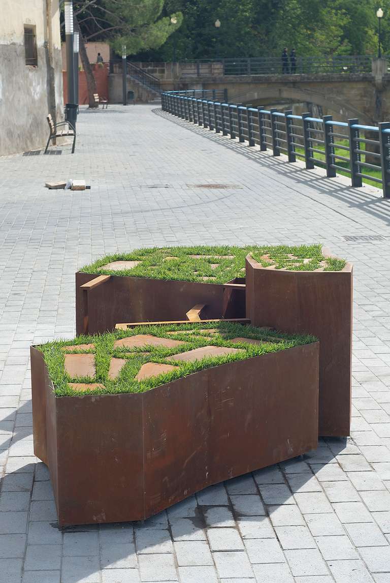 Urbe-verde © 2012. Acero cortén y elementos vegetales. 350 x 150 x 70 cm