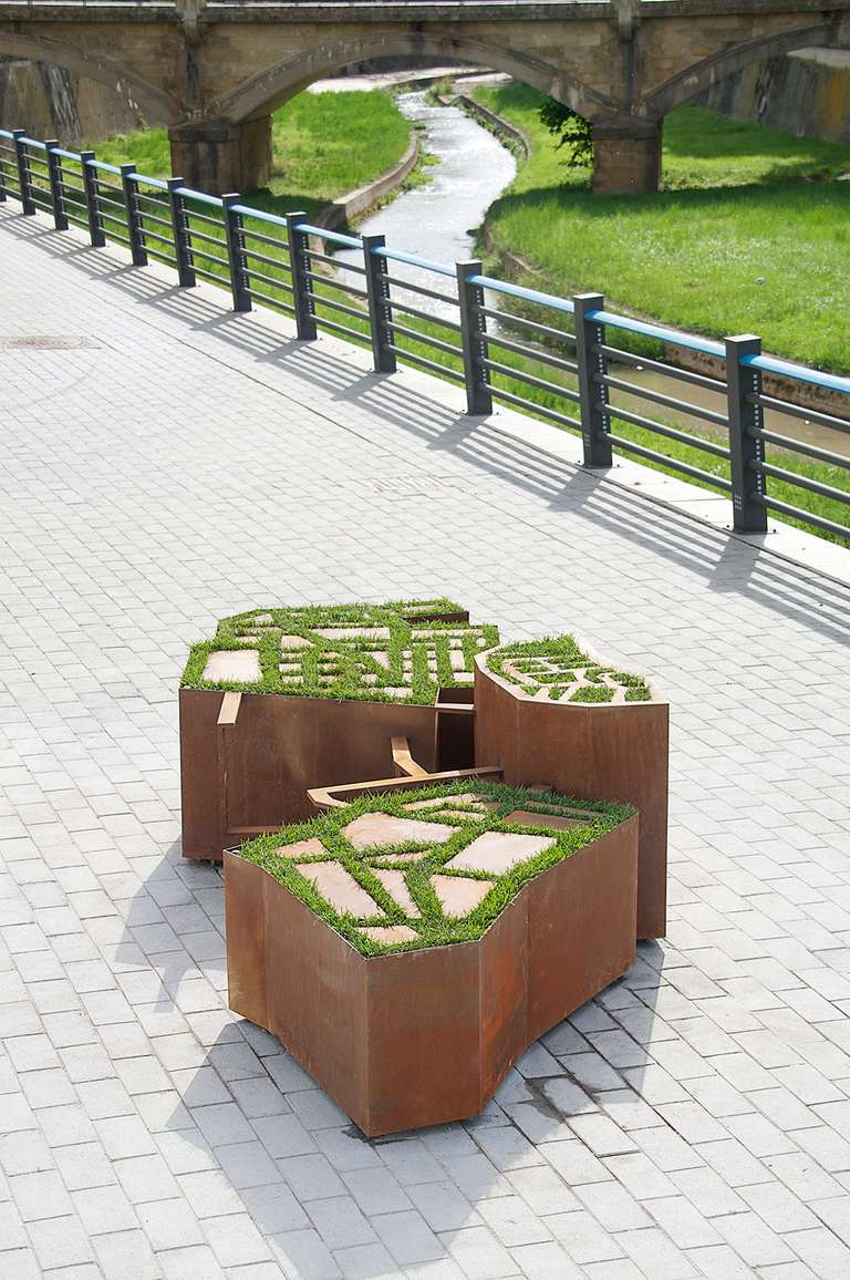 Urbe-verde © 2012. Acero cortén y elementos vegetales. 350 x 150 x 70 cm