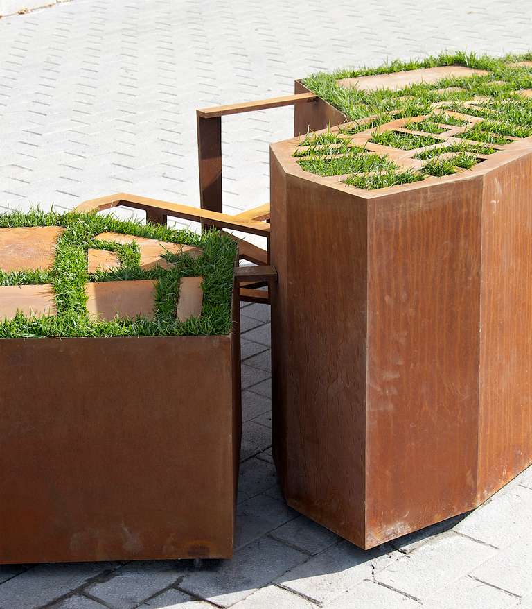 Urbe-verde © 2012. Acero cortén y elementos vegetales. 350 x 150 x 70 cm