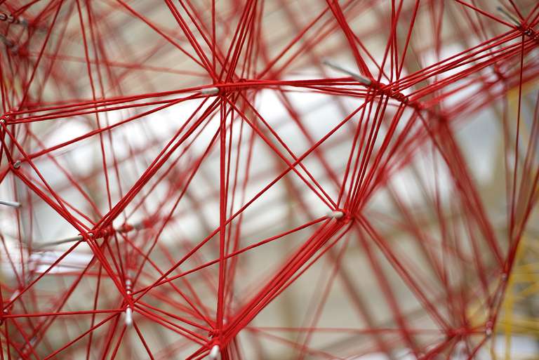 City Connect :: Patronando Madrid © 2016. Aluminio, goma elástica, varilla roscada. 600 x 400 x 150 cm (h)