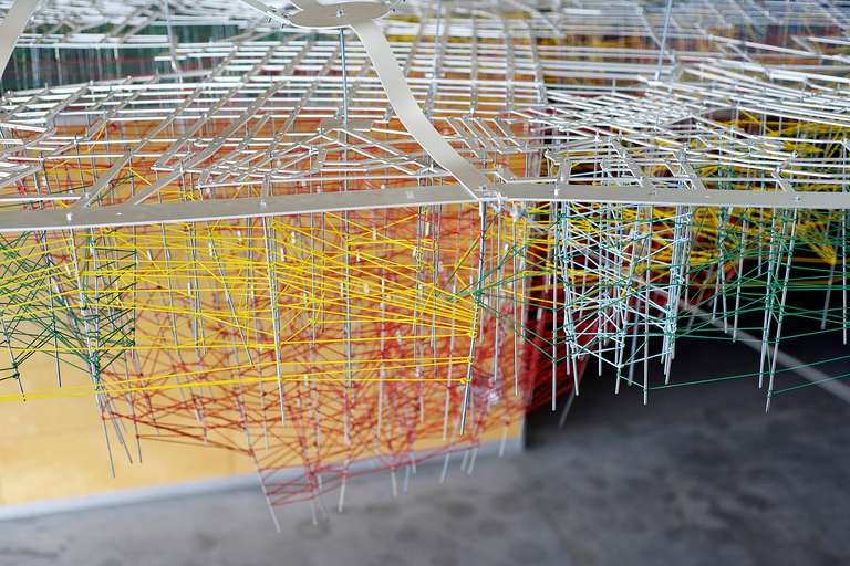 City Connect :: Patronando Madrid © 2016. Aluminio, goma elástica, varilla roscada. 600 x 400 x 150 cm (h)