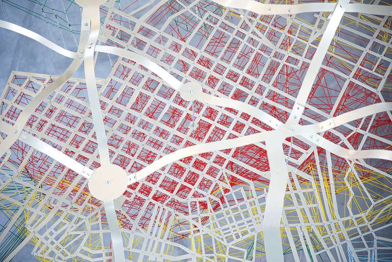 City Connect :: Patronando Madrid © 2016. Aluminio, goma elástica, varilla roscada. 600 x 400 x 150 cm (h)