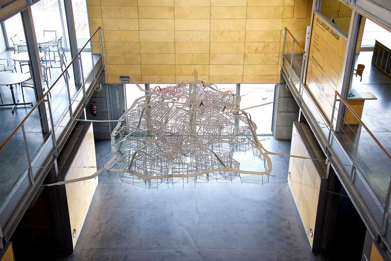 City Connect :: Patronando Madrid © 2016. Aluminio, goma elástica, varilla roscada. 600 x 400 x 150 cm (h)