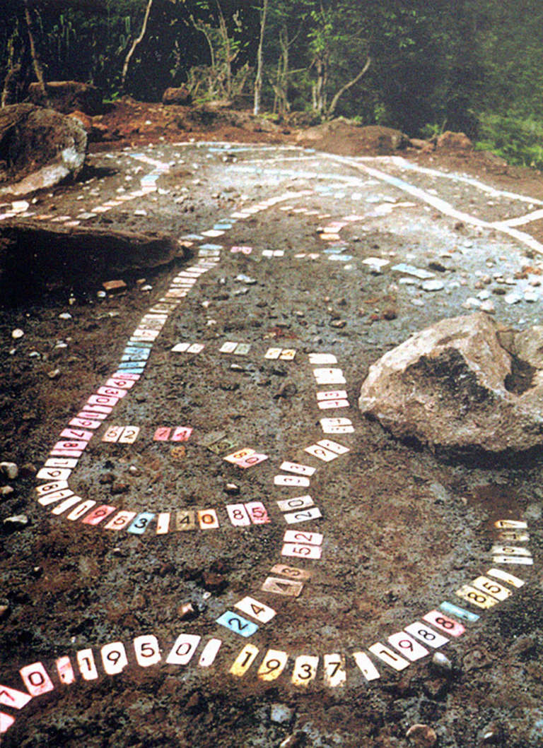 Mapa Genético ©2000. Resina de poliéster, cemento, piedras.1200 x 800 cm.