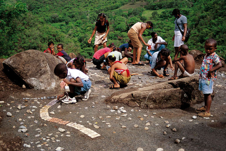 Mapa Genético ©2000. Resina de poliéster, cemento, piedras.1200 x 800 cm.