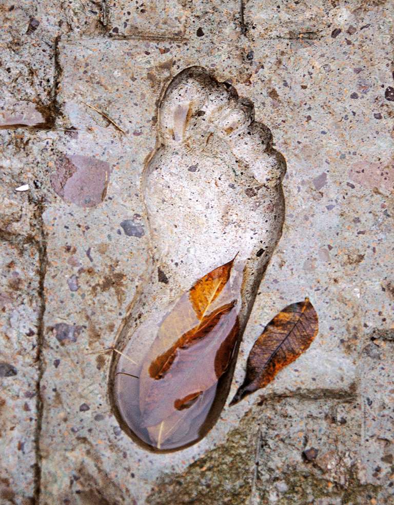 Footprints ©2001. Piedra. 9 unidades de 90 x 60 x 15 cm.