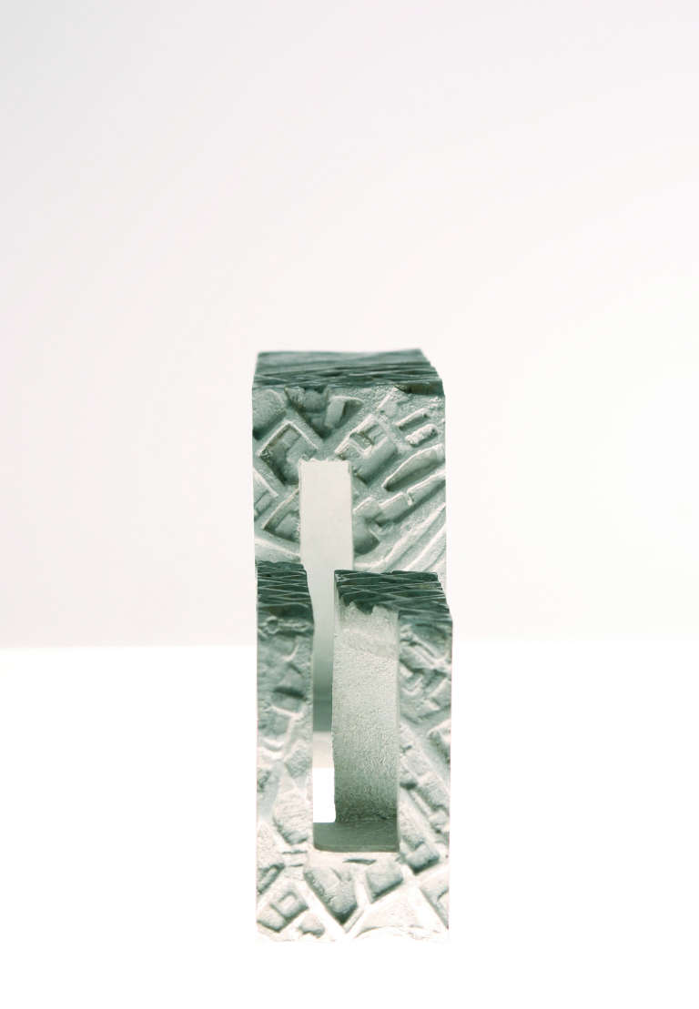 Pieles ©2003.Aluminio fundido. 8 x 40 x 16 cm