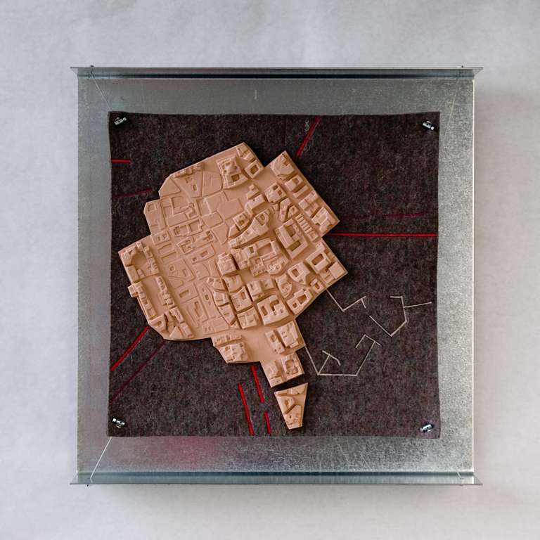 06 Relieve psicogeográfico © 2007 :: Fieltro, silicona, hilo, cable de acero, galvanizado :: 50 x 50 x 10 cm 