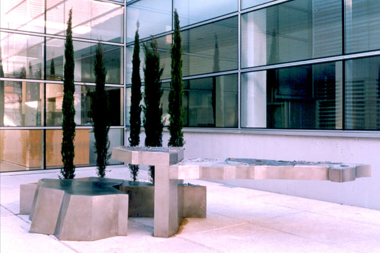 Topografía funcional © 1998  Acero inoxidable, aluminio fundido, cipreses  500 x 350 x 100 cm Sede Municipal de Latina, Madrid