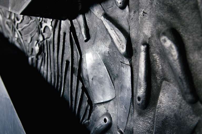  Fósiles urbanos ©2008. Plomo laminado, aluminio fundido. 3100 x 600 x 30 cm.