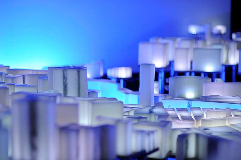 Piel de Luz ©2010. Cera, metacrilato, plomo, aluminio, LEDs. 1450 x 850 x 120 cm.