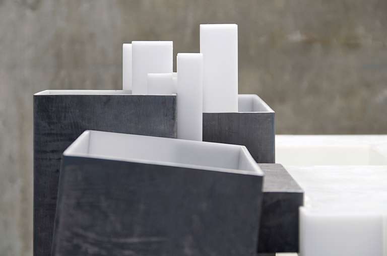 Mesa. Mod_gentrificación ©2011:: metacrilato, plomo, leds :: 101 x 131 x 98 (h) cm