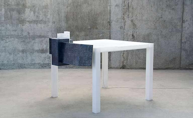 Mesa. Mod_gentrificación ©2011:: metacrilato, plomo, leds :: 101 x 131 x 98 (h) cm