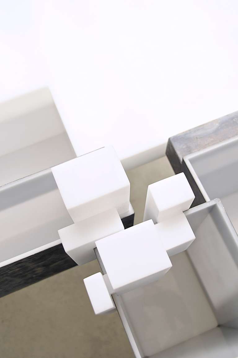 Mesa. Mod_gentrificación ©2011:: metacrilato, plomo, leds :: 101 x 131 x 98 (h) cm