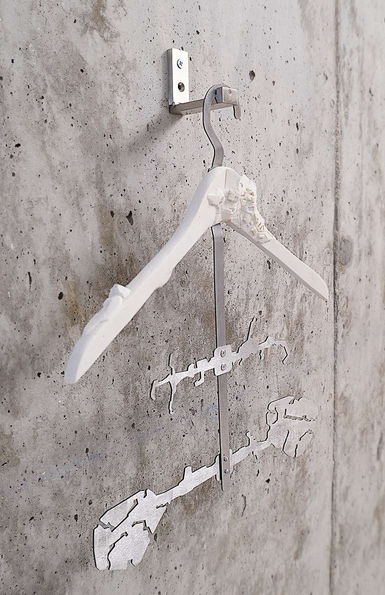 Percha. Mod_suburbano ©2011 :: hierro, resina de poliuretano edición de 7 ejemplares y 3 p.a. :: 42 x 6 x 45 (h) cm