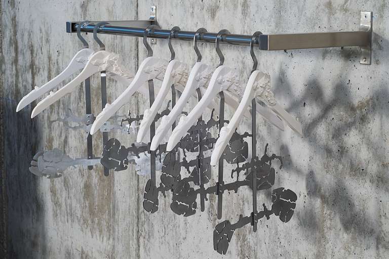 Percha. Mod_suburbano ©2011 :: hierro, resina de poliuretano edición de 7 ejemplares y 3 p.a. :: 42 x 6 x 45 (h) cm