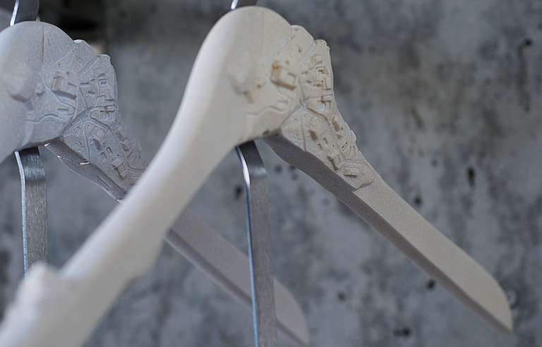 Percha. Mod_suburbano ©2011 :: hierro, resina de poliuretano edición de 7 ejemplares y 3 p.a. :: 42 x 6 x 45 (h) cm