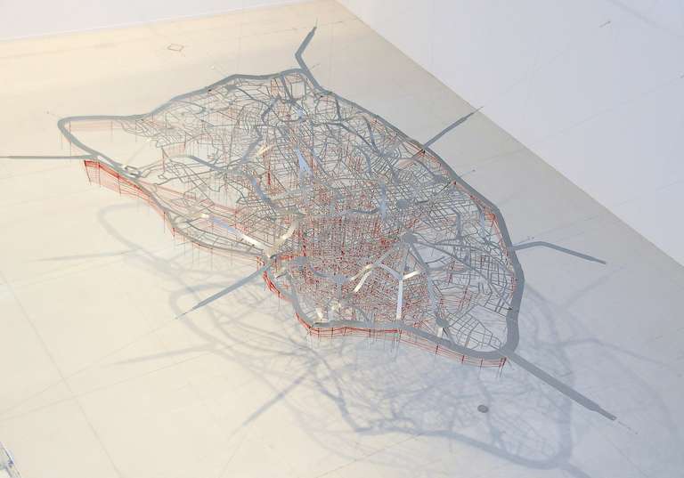 Mapas de movilidad. Patronando Madrid © 2013. Aluminio, goma elástica, varilla roscada 600 x 400 x 150 cm.