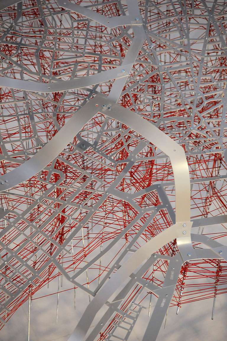 Mapas de movilidad. Patronando Madrid © 2013. Aluminio, goma elástica, varilla roscada 600 x 400 x 150 cm.