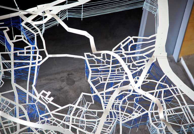 City Connect :: Patronando Madrid © 2016. Aluminio, goma elástica, varilla roscada. 600 x 400 x 150 cm (h)