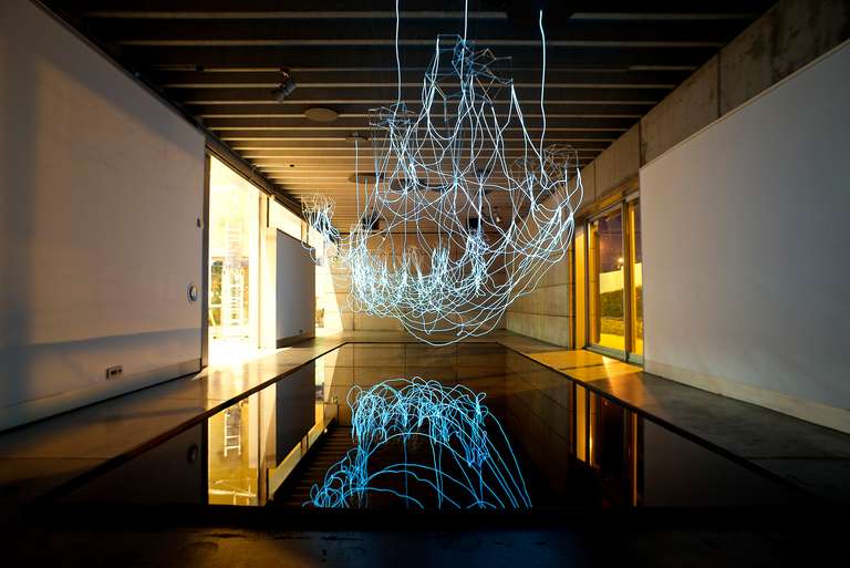 Cloudscape © 2016. Varilla de borosilicato, cable electroluminiscente, fibra de madera, lámina de agua y sonido. 800 x 450 x 350 cm (h)