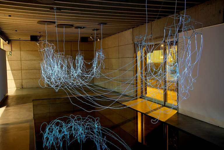 Cloudscape © 2016. Varilla de borosilicato, cable electroluminiscente, fibra de madera, lámina de agua y sonido. 800 x 450 x 350 cm (h)