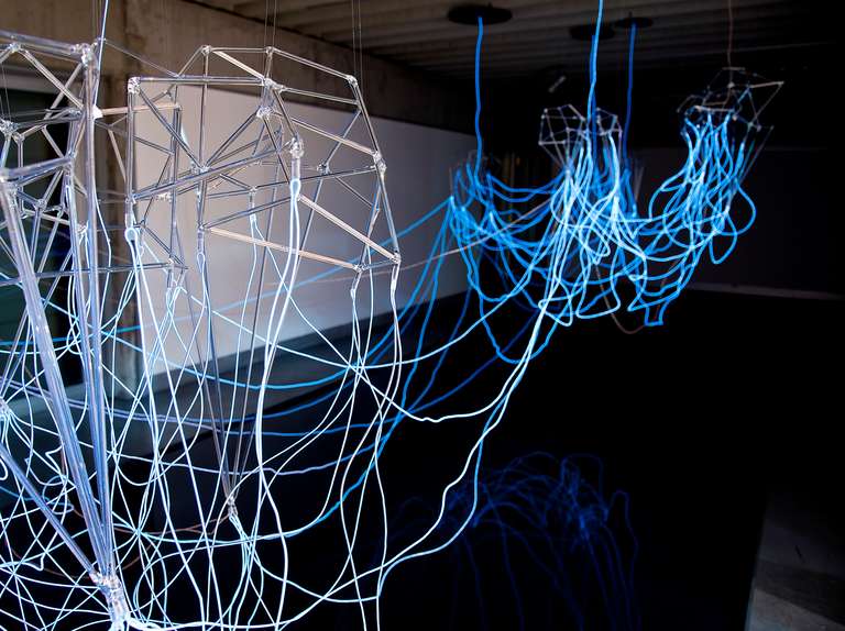 Cloudscape © 2016. Varilla de borosilicato, cable electroluminiscente, fibra de madera, lámina de agua y sonido. 800 x 450 x 350 cm (h)