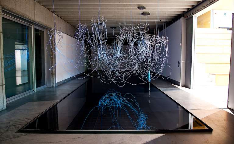 Cloudscape © 2016. Varilla de borosilicato, cable electroluminiscente, fibra de madera, lámina de agua y sonido. 800 x 450 x 350 cm (h)