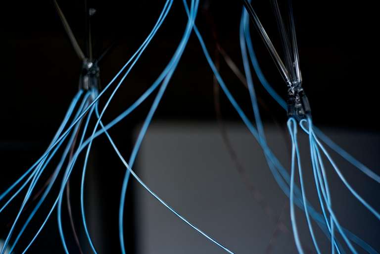 Cloudscape © 2016. Varilla de borosilicato, cable electroluminiscente, fibra de madera, lámina de agua y sonido. 800 x 450 x 350 cm (h)
