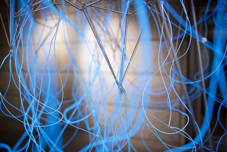 Cloudscape © 2016. Varilla de borosilicato, cable electroluminiscente, fibra de madera, lámina de agua y sonido. 800 x 450 x 350 cm (h)