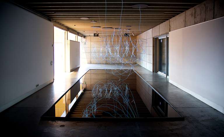 Cloudscape © 2016. Varilla de borosilicato, cable electroluminiscente, fibra de madera, lámina de agua y sonido. 800 x 450 x 350 cm (h)