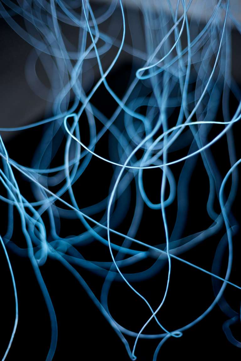 Cloudscape © 2016. Varilla de borosilicato, cable electroluminiscente, fibra de madera, lámina de agua y sonido. 800 x 450 x 350 cm (h)