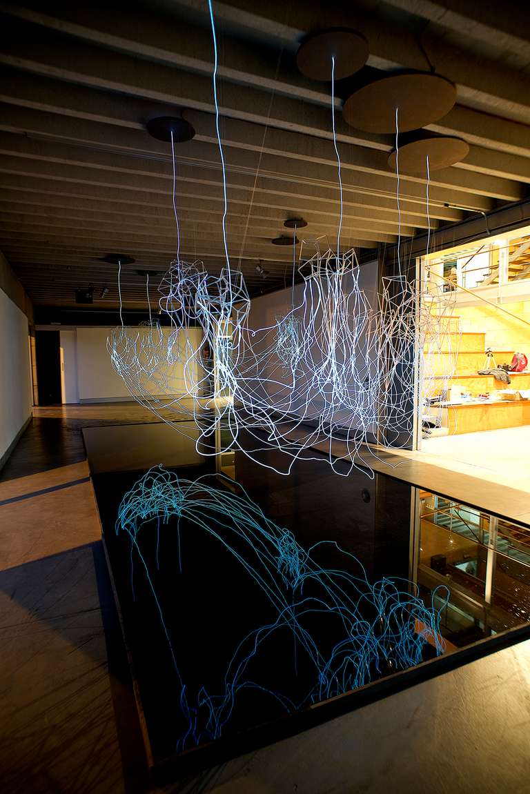 Cloudscape © 2016. Varilla de borosilicato, cable electroluminiscente, fibra de madera, lámina de agua y sonido. 800 x 450 x 350 cm (h)