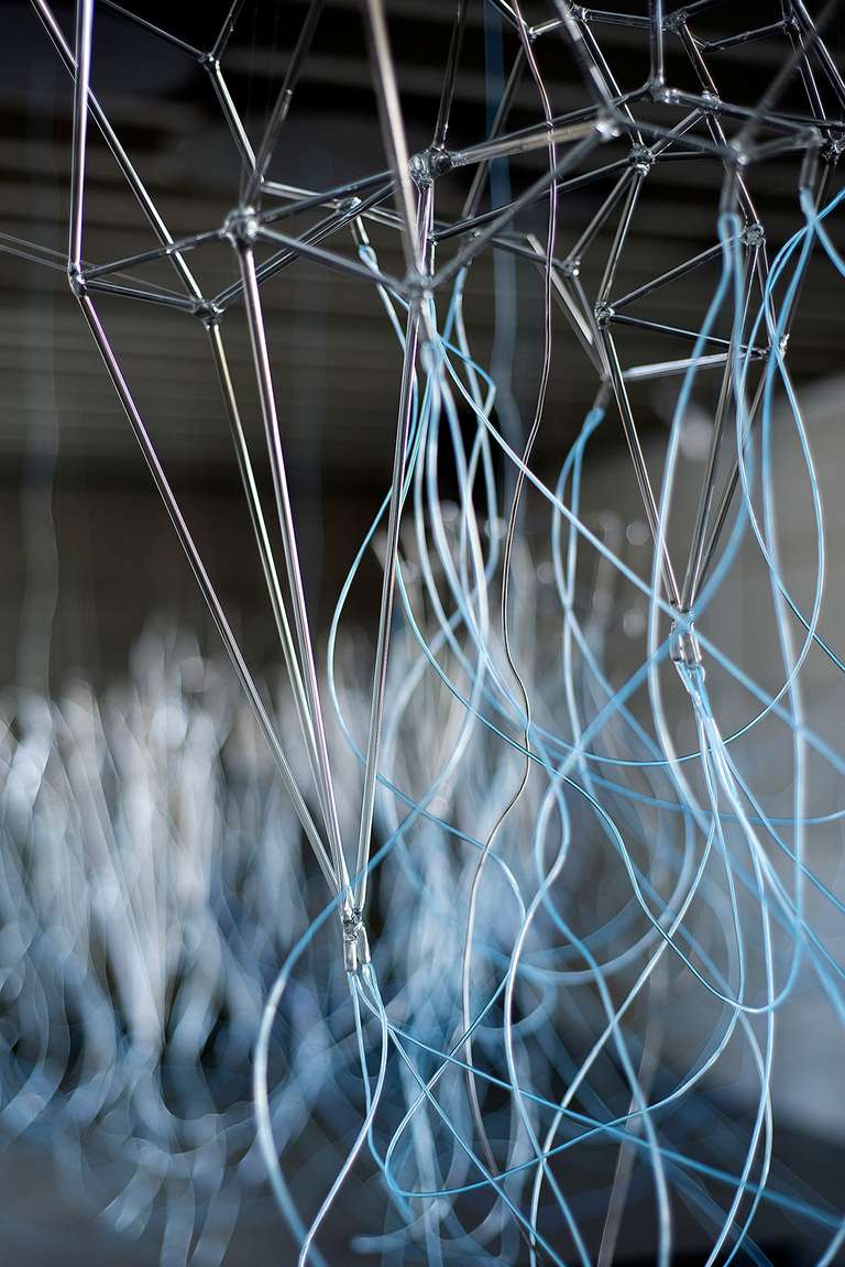 Cloudscape © 2016. Varilla de borosilicato, cable electroluminiscente, fibra de madera, lámina de agua y sonido. 800 x 450 x 350 cm (h)