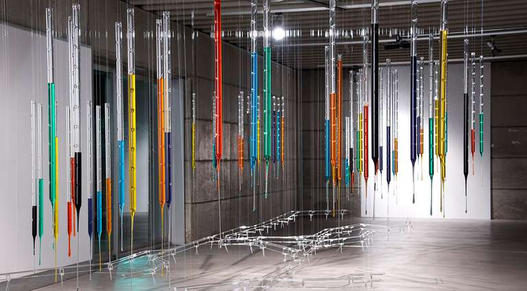 Datascape © 2016. Tubo y varilla de borosilicato, agua con colorantes, fibra de madera. 800 x 450 x 350 cm (h)